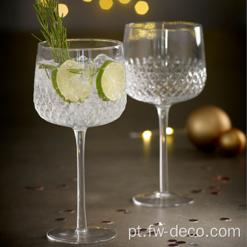 Coquetéis de gin vintage coquetéis em relevo com copo de vinho transparente